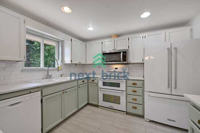 Building Photo - Charming 3-Bedroom Edmonds Home with 2 Full Baths and Spacious 1982 Sq. Ft. Living Space!