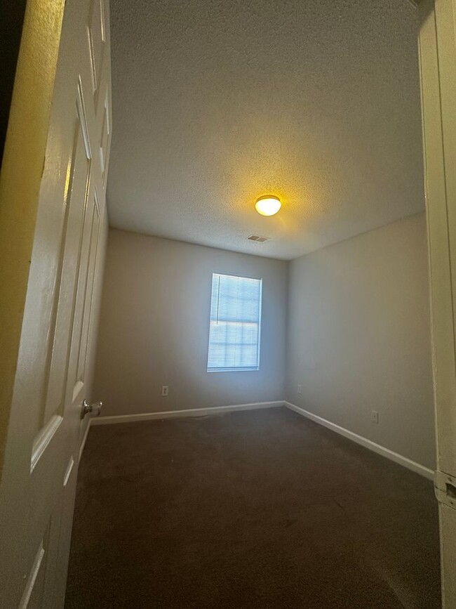 Building Photo - $500 OFF NEXT MONTH'S RENT!!SPACIOUS Townh...