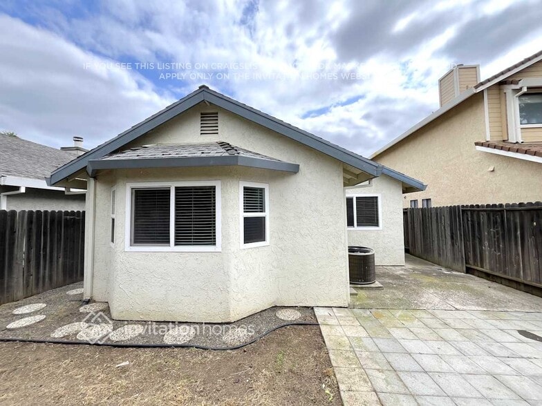 Building Photo - 1324 Puebla Way