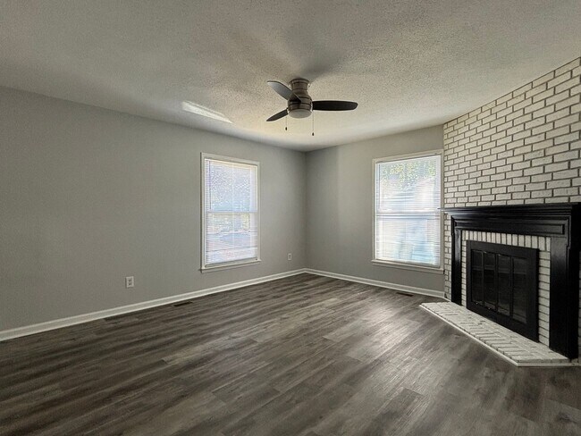 Building Photo - Renovated 3-bedroom convenient to major highways
