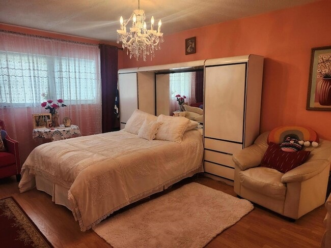 Building Photo - 2400 NE 1st Ln