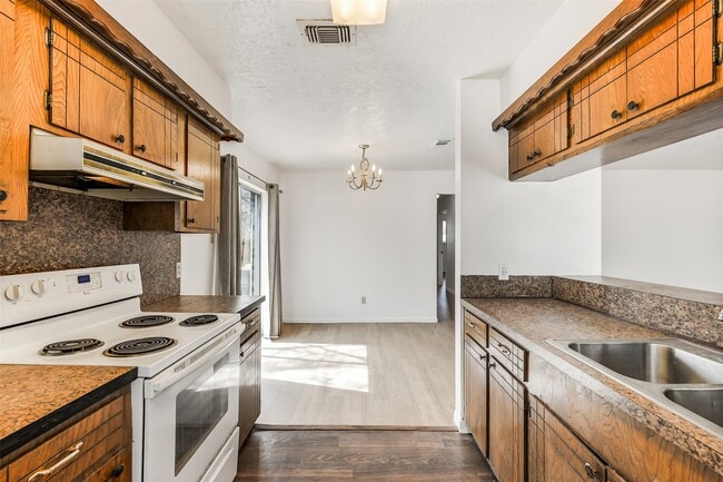 Building Photo - 217 Lazy Ln