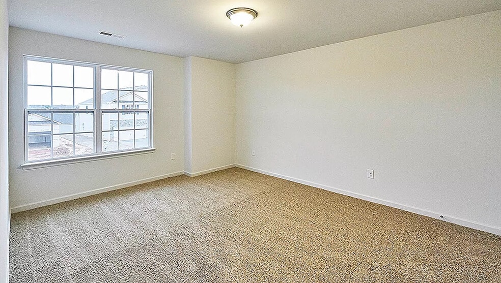 Building Photo - Room in House on N Great White Way