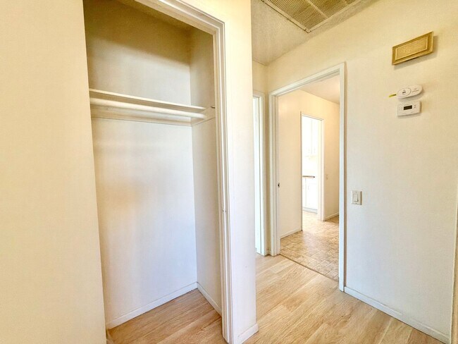 Building Photo - Charming Sun City 55+ Community 2 Bedroom Home with Bonus Sunroom Space