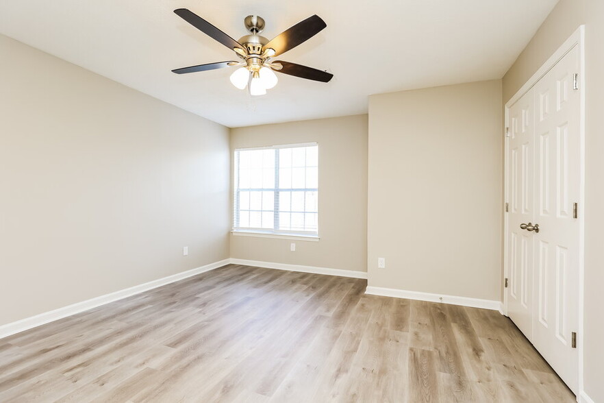 Building Photo - 2730 Riverbend Dr
