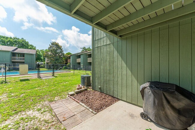 Building Photo - Stunning 2 Bedroom Townhouse in Fort Walto...