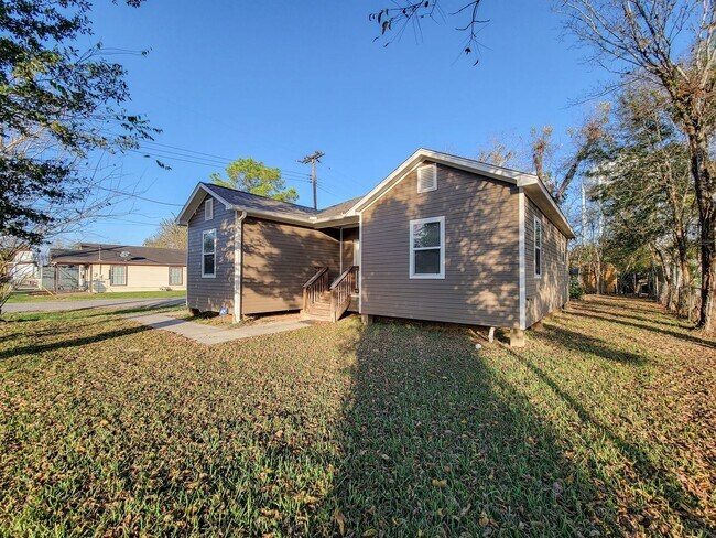 Building Photo - 3201 J P Davis Ave