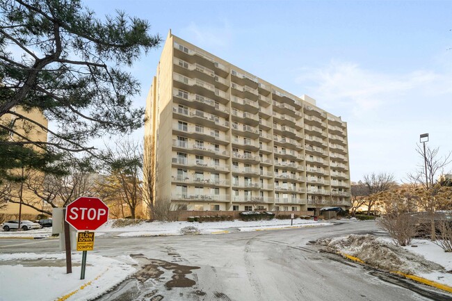 Building Photo - 1077 River Rd