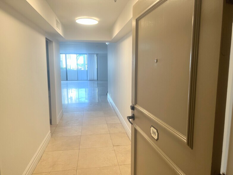 Entrance - 10660 Wilshire Blvd