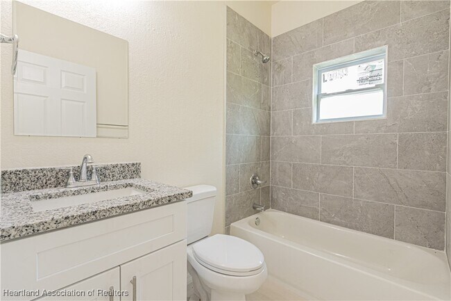 Building Photo - 3210 Oleander Dr