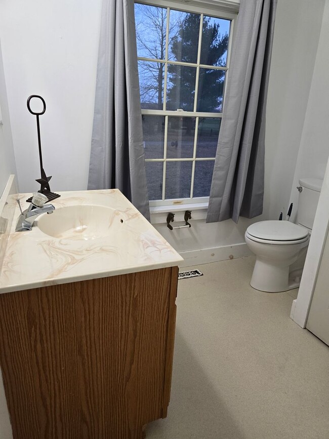 Building Photo - 3 Bedroom 1.5 Bath Located in Middletown