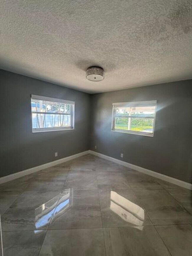 Building Photo - 2591 Rosehaven Rd