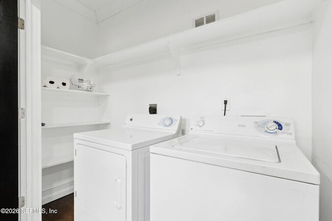 Building Photo - 836 Lynton St