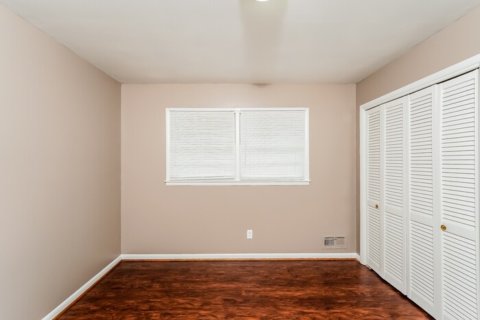 Building Photo - 825 Park Dr