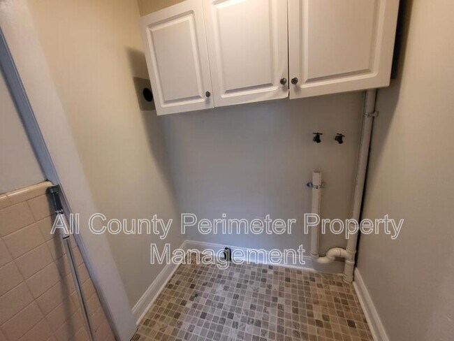 Building Photo - 2639 Tredway Dr