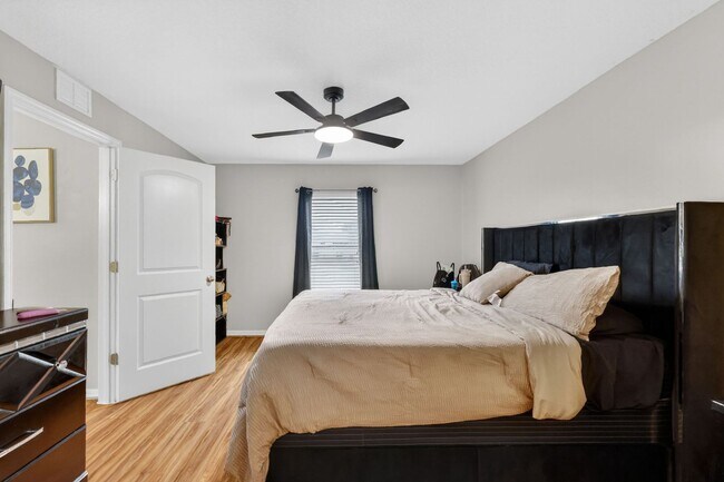 Building Photo - Available June 15th! 3BR Home in Tavares with Huge Backyard