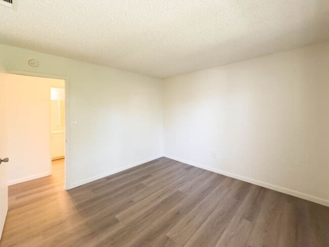 Building Photo - 2 BEDROOM 2 BATH CONDO IN GATED COMMUNITY ...