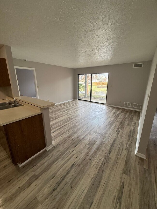 Building Photo - 2 bedroom condo available!