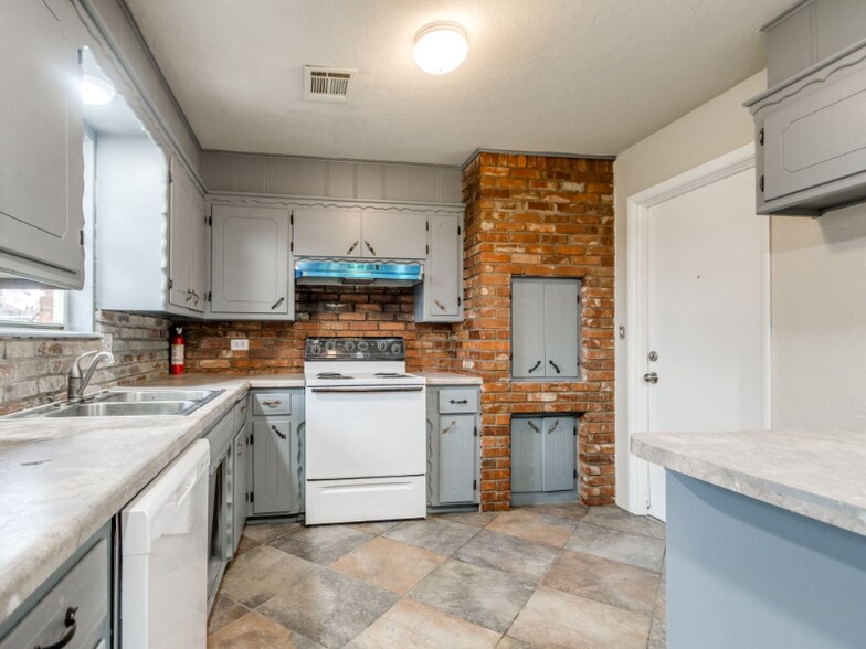 Building Photo - 8604 NE 33rd St