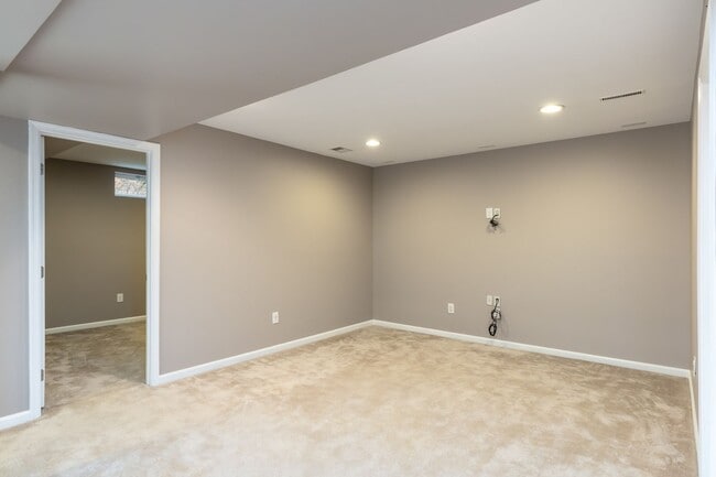 Building Photo - Spacious Home in Williamsburg - WASHINGTON RIDGE