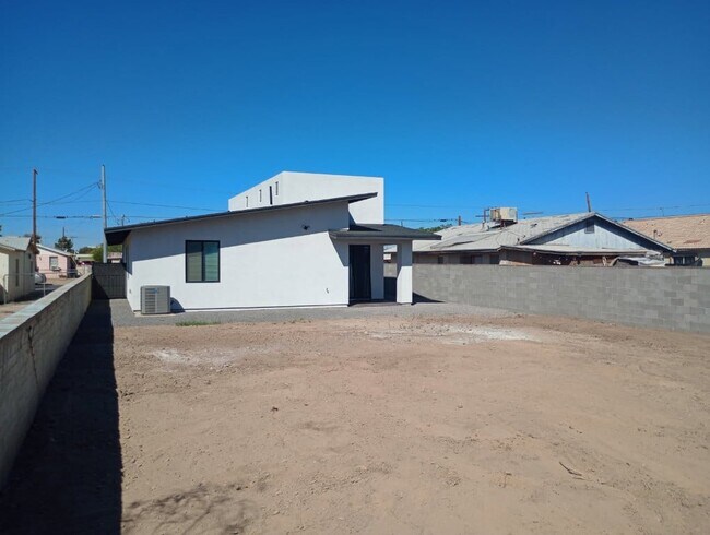 Building Photo - North D St