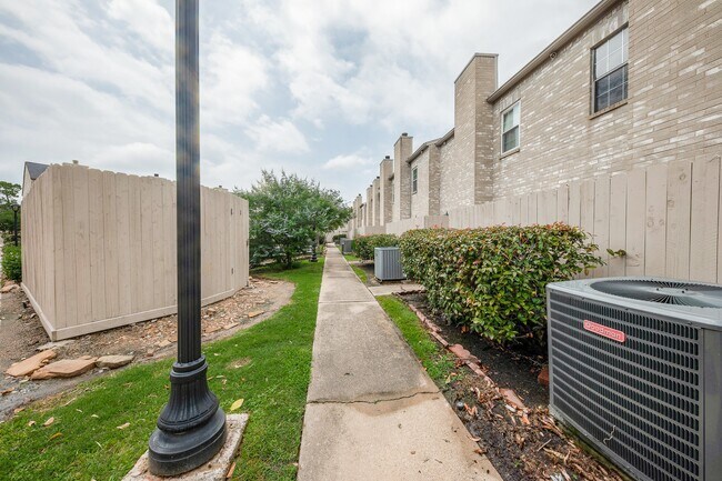 Building Photo - 2842 Holly Hall St