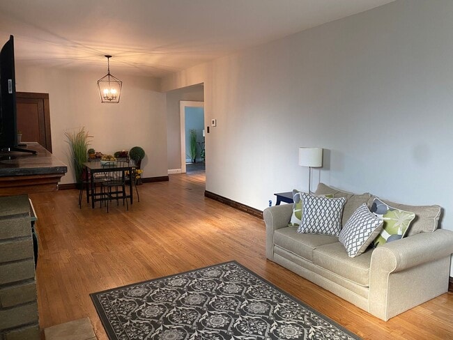 Building Photo - Beautiful Renovation in the Desirable South Hampton Neighborhood