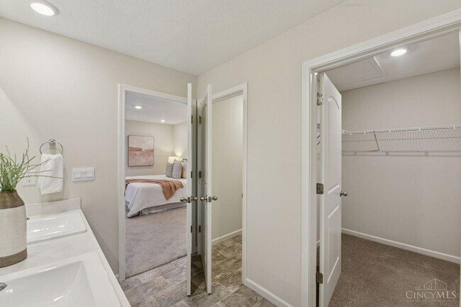 Building Photo - 5001 Lakeview Dr