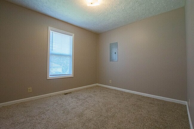Building Photo - Three Bedroom on Tree Line Lot!