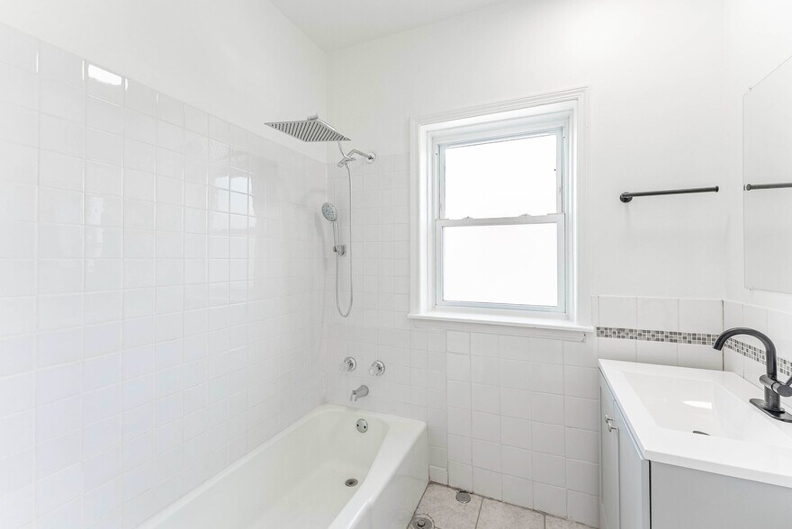 Building Photo - 7630 N Marshfield Ave