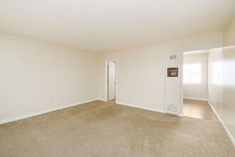 Building Photo - Pacific Beach 2 Bedroom Only a Few Blocks From The Water