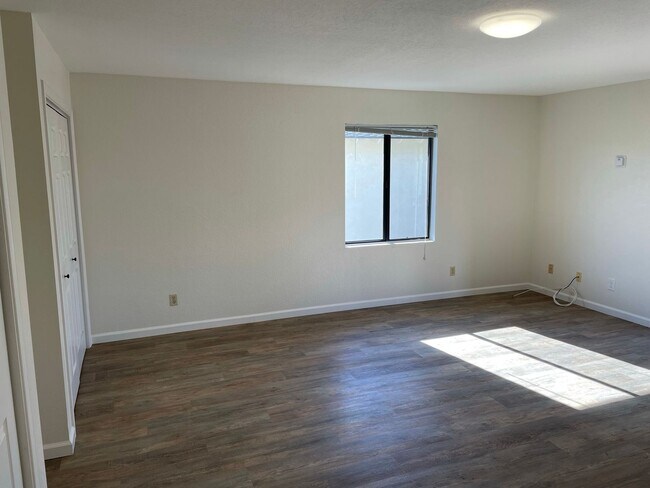 Building Photo - Large Upstairs Studio with Utilities Paid