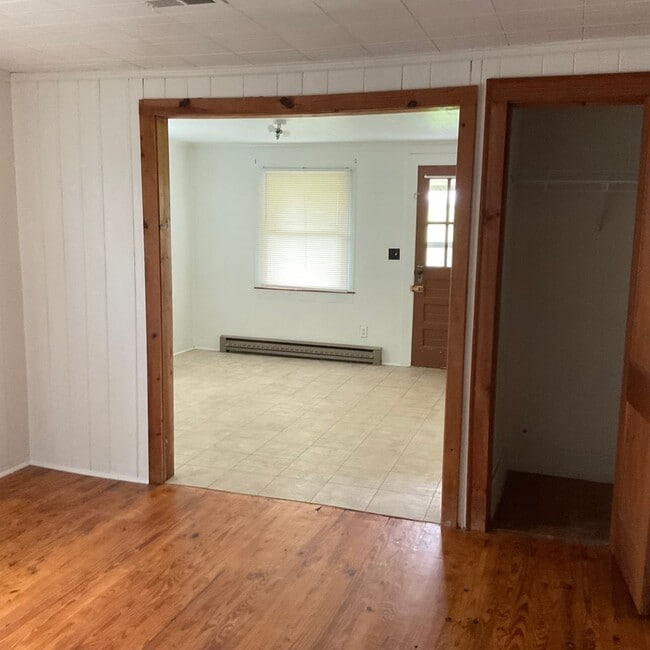 Building Photo - Farm house with 3 bedrooms, 1 1/2 baths