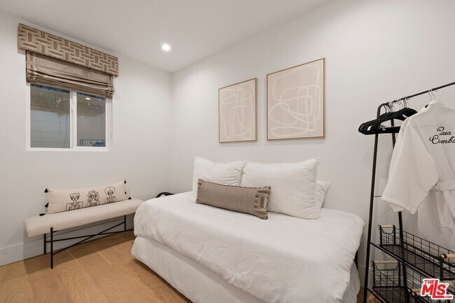 Building Photo - 521 N Formosa Ave
