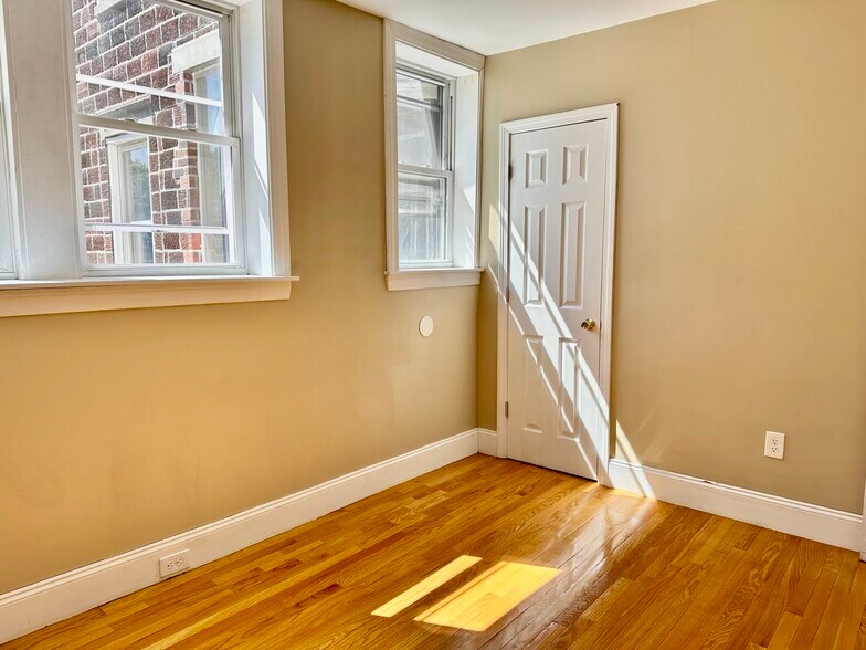 Building Photo - 74 Egmont St