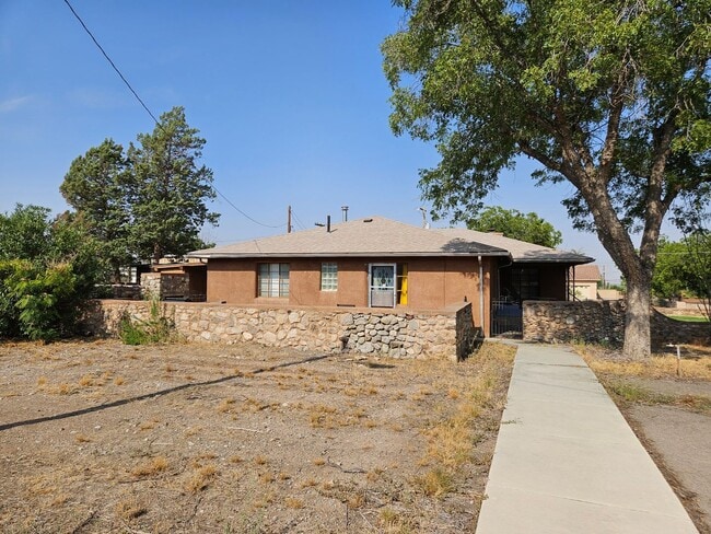 Building Photo - Beautiful Retro 3 Bd/2Ba Home Ready Lookin...