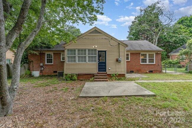 Building Photo - 3252 Northampton Dr