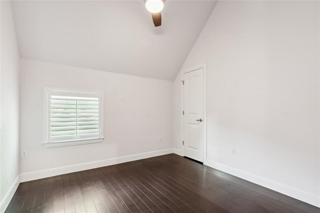 Building Photo - 906 Linden St