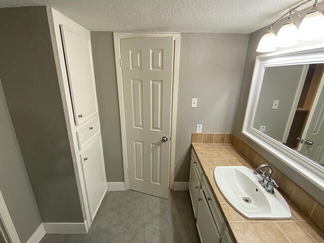 Building Photo - 74 April Hill