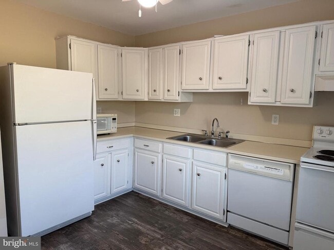 Building Photo - 5404 Doral Dr