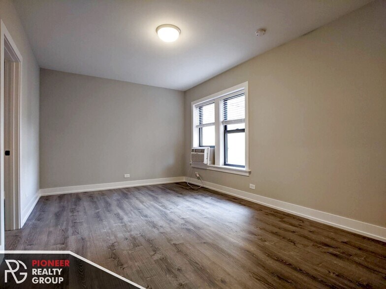 Primary Photo - 711 W Brompton Ave