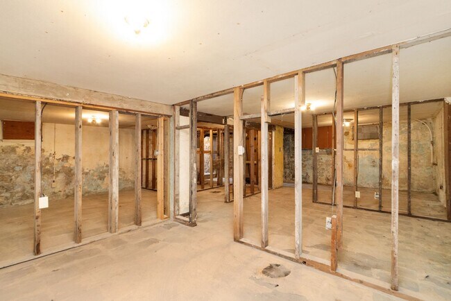 Building Photo - Large Beautiful Home, Close to Fort Riley