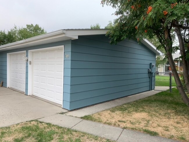 Building Photo - Cozy Stand Alone Home with Fenced Yard