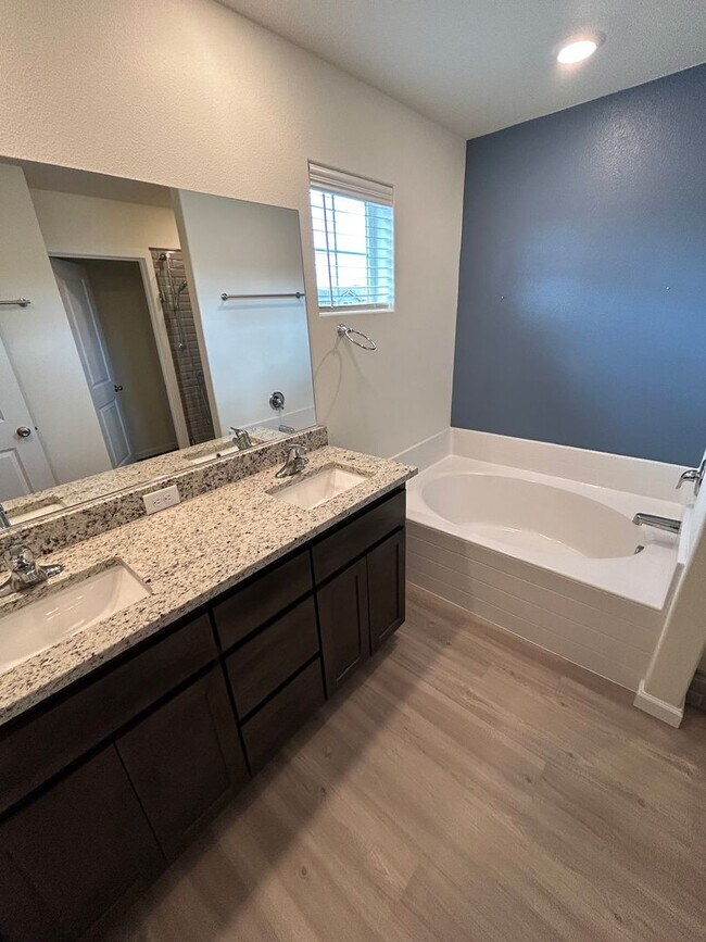 Building Photo - 2338 NW Yohn Ranch Dr