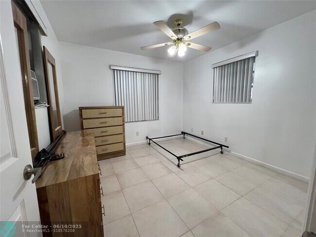 Building Photo - 7400 SW 37 Ct