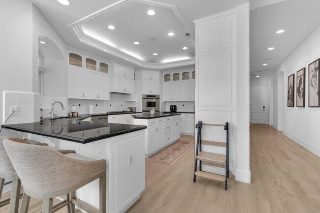 Building Photo - 1103 E Newhall Dr
