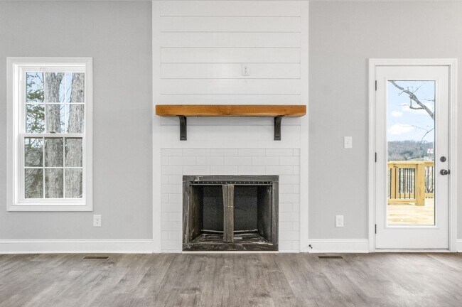 Building Photo - 4 Bedroom 3 Bath Pet Friendly Home For Rent!