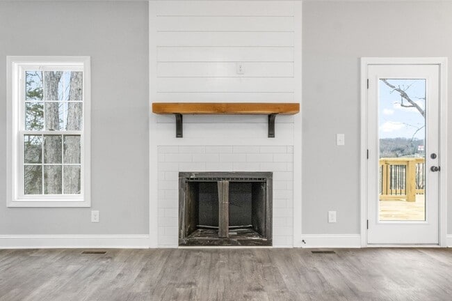 Building Photo - 4 Bedroom 3 Bath Pet Friendly Home For Rent Off Rossview Road!!