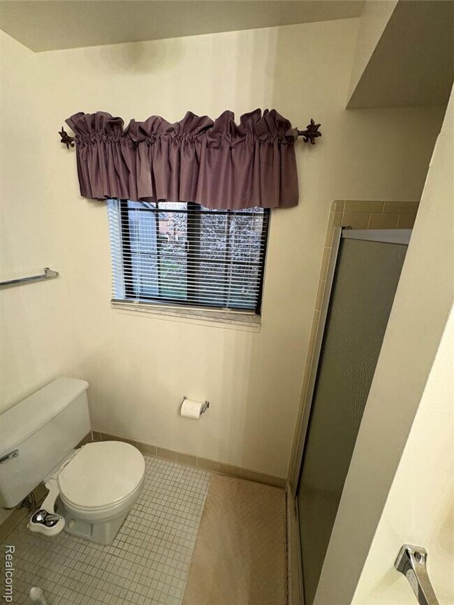 Building Photo - Beautiful Condo in Rochester Hills