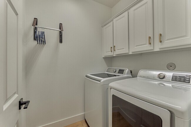 Building Photo - 27 Medley Ln